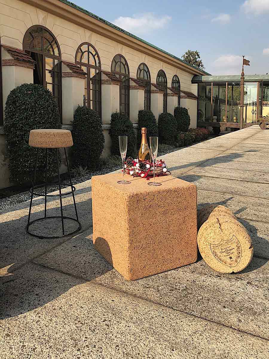 SugherTop è un Tavolo realizzato completamente in sughero biondo, un materiale naturale di altissima qualità made in Italy, elemento di una serie di complementi d’arredo dal design innovativo denominata SugherDesign.
La sua origine naturale garantisce l’integrazione in tutti quegli ambienti dove i materiali di sintesi non si trovano a proprio agio.